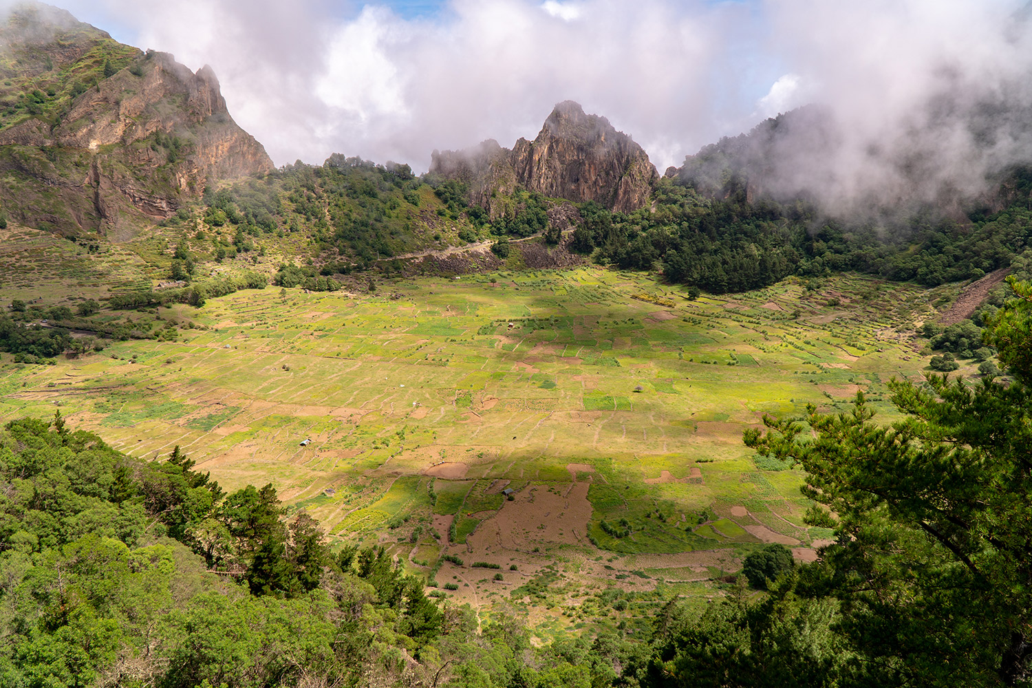 Cova Crater, Santo Antão, von Intrepix / < a href="https://www.shutterstock.com/de/image-photo/cova-crater-on-santo-antao-island-1227553153?src=CtCnlDYHxxO3MOGzotTtiQ-11-83&studio=1">shutterstock.com