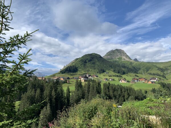 Gegenüber liegt Warth und dem Hausberg Warther Horn