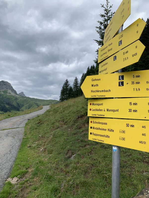 Hinweisschild unmittelbar nachdem man Gehren verlassen hat.
