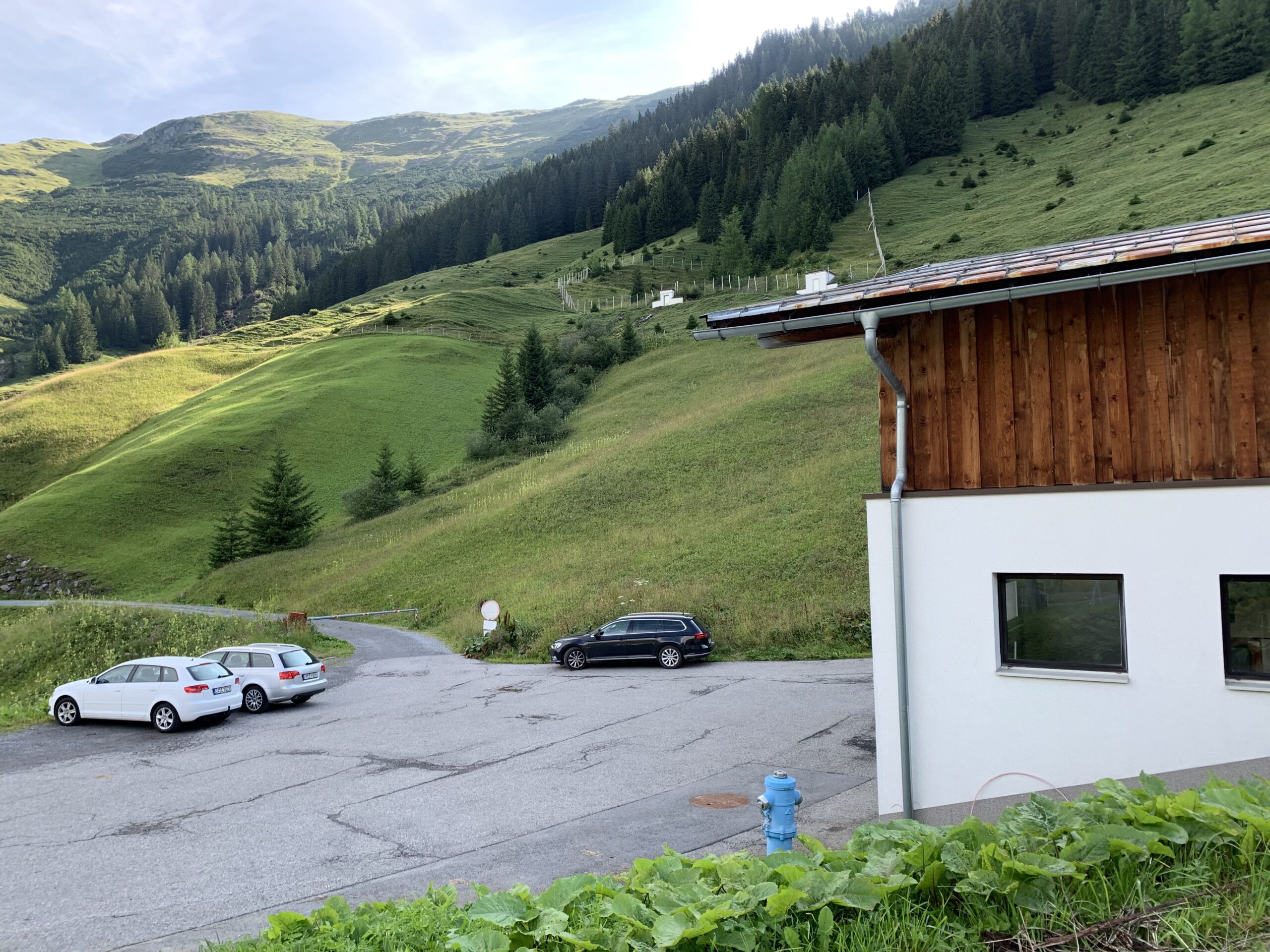 Parkplatz vor dem Feuerwehrgebäude (keine Gebühren)