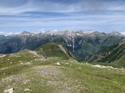 Von einer Anhöhe: Blick hinunter zum Hahnleskopf