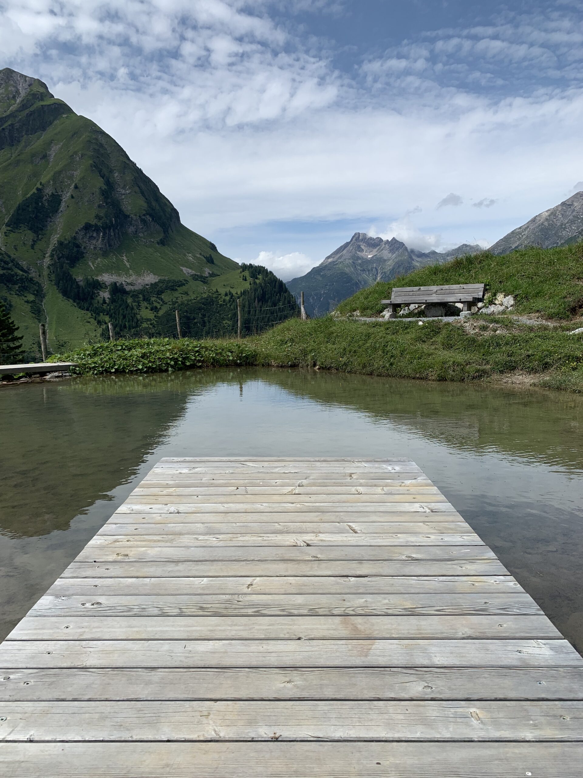Kleiner See mit Steg, der zum Verschnaufen und Erholen einlädt.