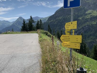 Leerer weil abgesperrter Parkplatz vor Haus Schroffenwies