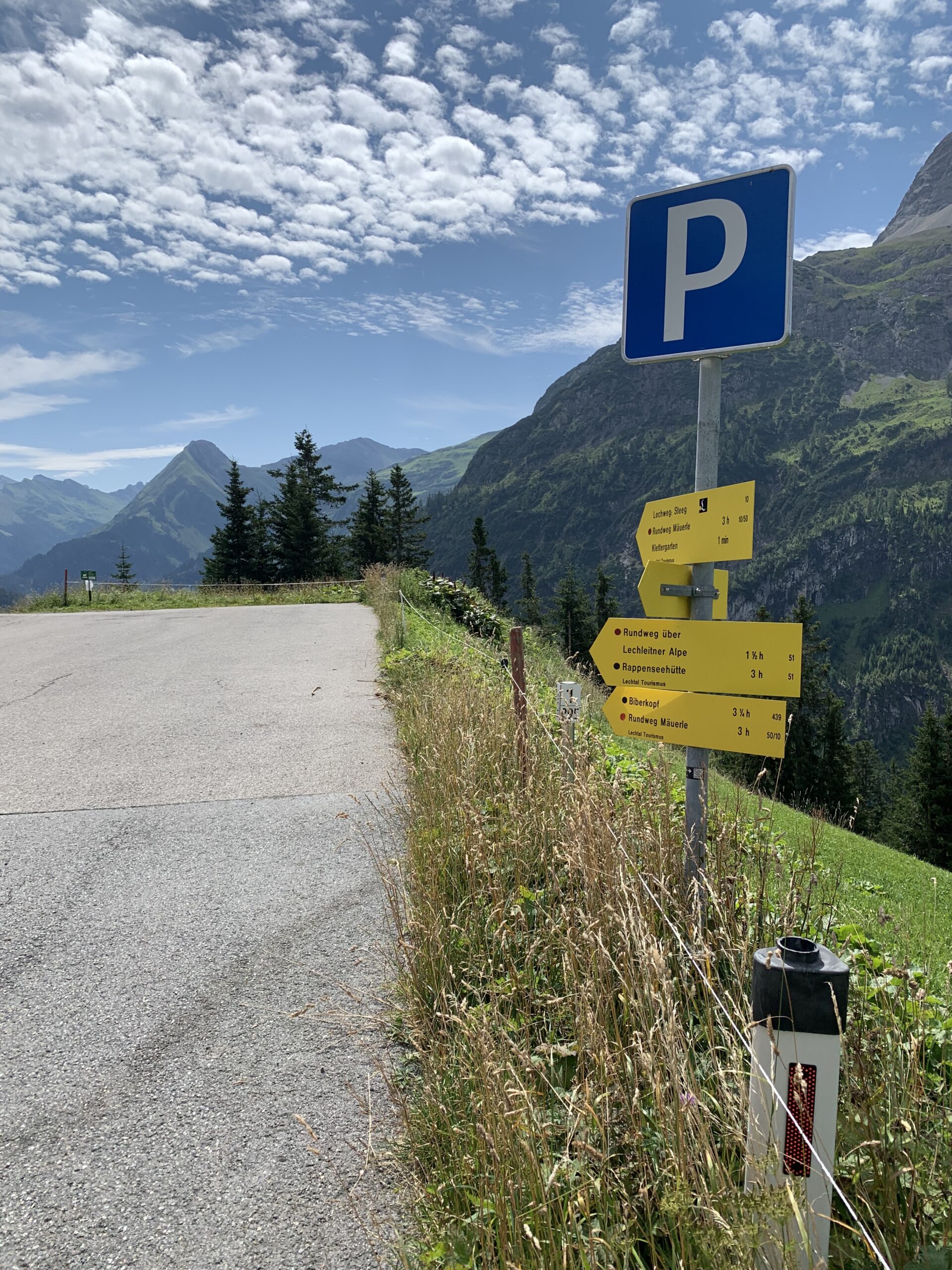 Leerer weil abgesperrter Parkplatz vor Haus Schroffenwies