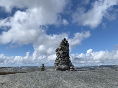 Steinmännchen entlang des Wanderwegs, Foto: Schaffrinna