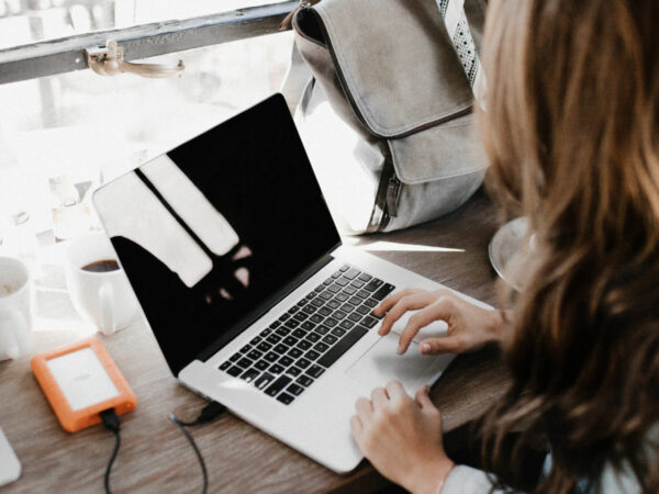 Auf Reisen Geld verdienenvon Andrew Neel auf Unsplash