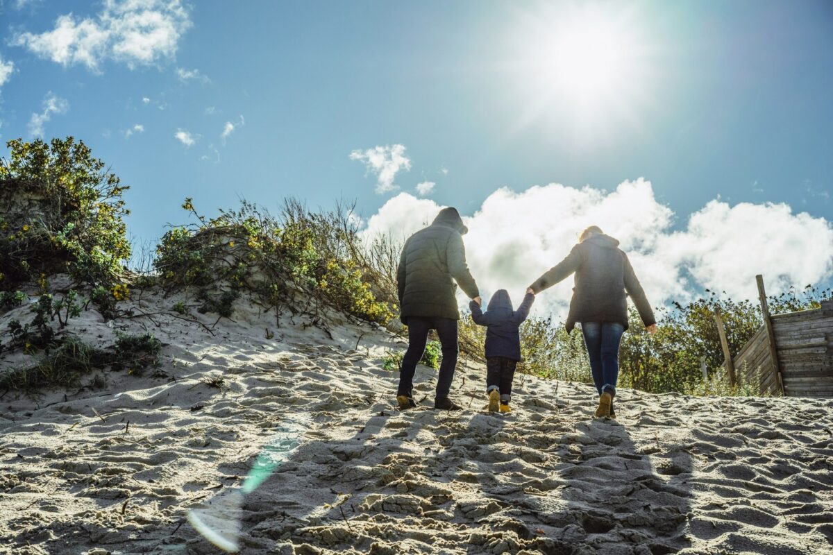 Junge Familie mit Kind am Ostseestrand