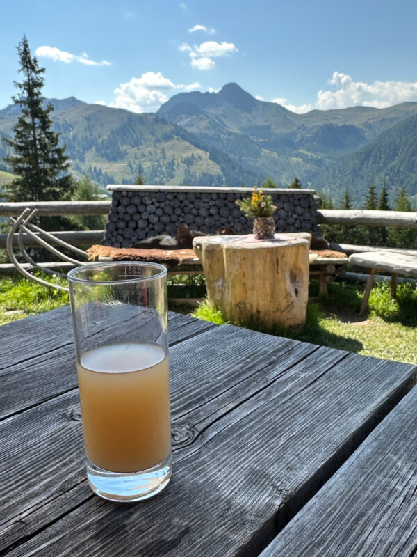 Erfrischung auf der Ellmaualm