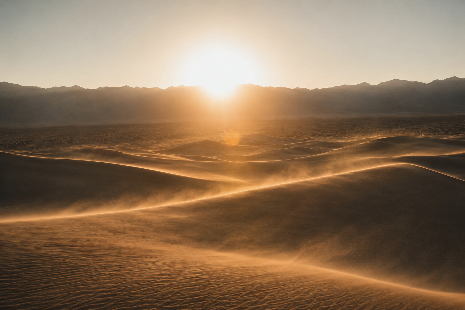 Sonnenstrahlen, Wüstensand und Wind – schwierige Konditionen auf Reisen, Bild: erstellt mit ChatGPT